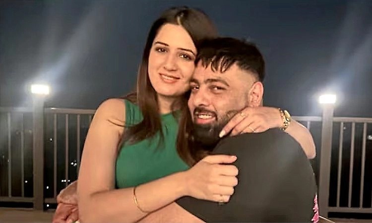 बादशाह और ईशा रिखी की साथ में तस्वीर