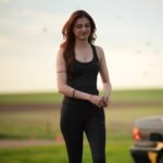 Khatron Ke Khiladi में Farrhana Bhatt कार स्टंट करती हुईं