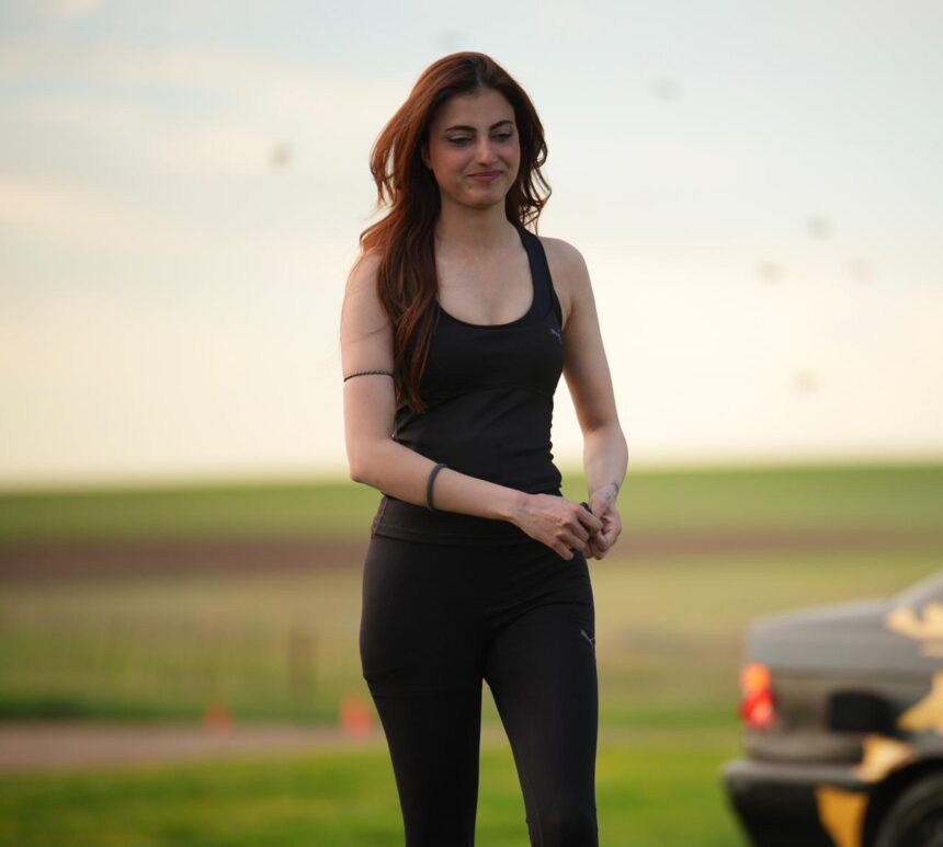 Khatron Ke Khiladi में Farrhana Bhatt कार स्टंट करती हुईं
