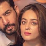 दो कलाकारों की क्लोज-अप तस्वीर, जिसमें दोनों कैमरे की ओर देखते हुए नजर आ रहे हैं।