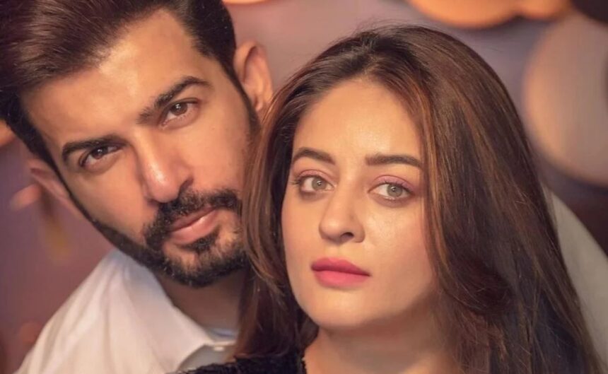 दो कलाकारों की क्लोज-अप तस्वीर, जिसमें दोनों कैमरे की ओर देखते हुए नजर आ रहे हैं।