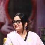 Bigg Boss 20 में आम्रपाली दुबे कप्तानी टास्क के दौरान दोस्तों का समर्थन करती हुईं।