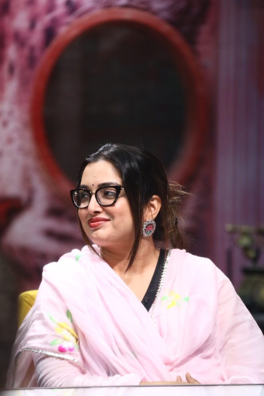 Bigg Boss 20 में आम्रपाली दुबे कप्तानी टास्क के दौरान दोस्तों का समर्थन करती हुईं।