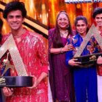 India's Best Dancer Season 5 के विजेता रितेश पाल और कोरियोग्राफर प्रतीक उटेकर ट्रॉफी के साथ