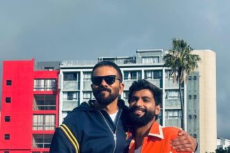 Khatron Ke Khiladi के सेमीफाइनल एपिसोड में Harsh Gujral के साथ Rohit Shetty और Karan Wahi।