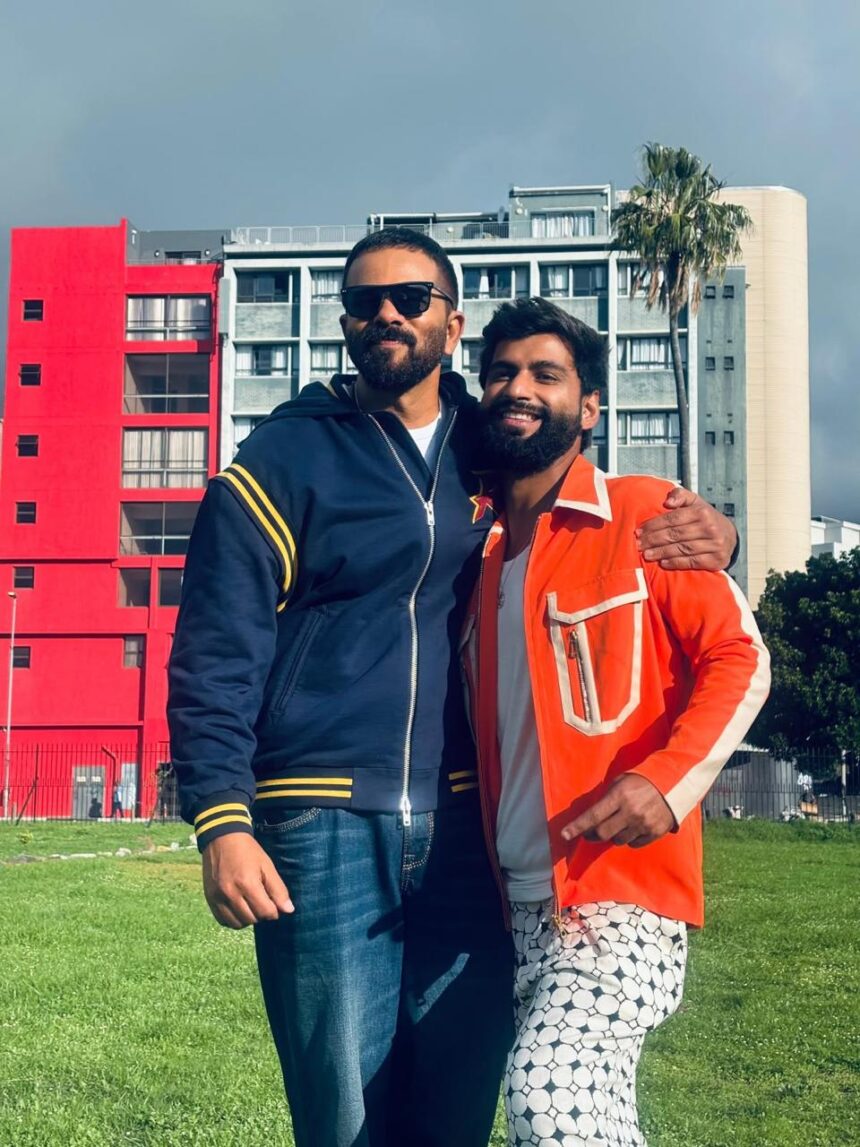 Khatron Ke Khiladi के सेमीफाइनल एपिसोड में Harsh Gujral के साथ Rohit Shetty और Karan Wahi।