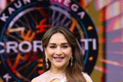 कौन बनेगा करोड़पति 18 में अमिताभ बच्चन के साथ अपनी मां की सीख साझा करतीं माधुरी दीक्षित।