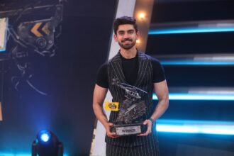 खतरों के खिलाड़ी 15 की ट्रॉफी के साथ अविनाश मिश्रा