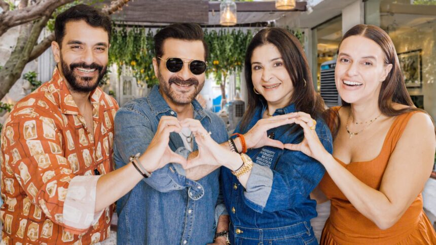 Sanjay Kapoor और Maheep Kapoor अपनी बेटी Shanaya Kapoor के एक्टिंग करियर के बारे में बात करते हुए।