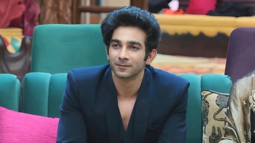 Bigg Boss 20 के कंटेस्टेंट Aman Gandhi, जिन्हें रिपोर्ट्स के मुताबिक इस हफ्ते सबसे कम वोट मिले और उन्होंने अपनी लाइफलाइन गंवा दी।