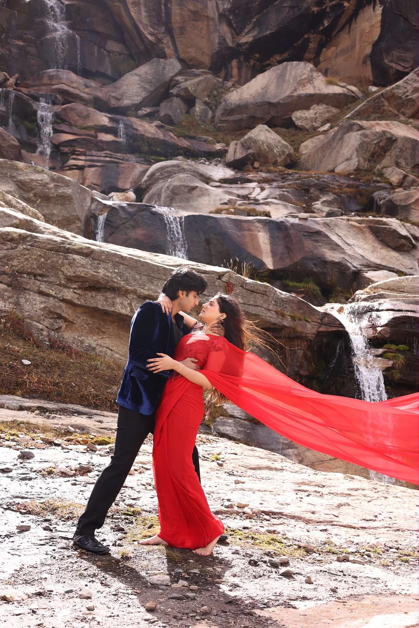 Tu Juliet Jatt Di में हीर का किरदार निभाती जस्मीत कौर और नवाब के किरदार में सैयद रजा अहमद।