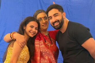 Rohit Suchanti with Smriti Irani and Prachi Singh on the sets of Kyunki Saas Bhi Kabhi Bahu Thi 2