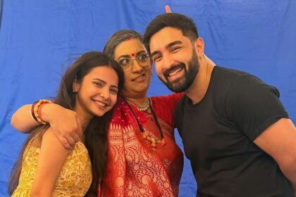 Rohit Suchanti with Smriti Irani and Prachi Singh on the sets of Kyunki Saas Bhi Kabhi Bahu Thi 2
