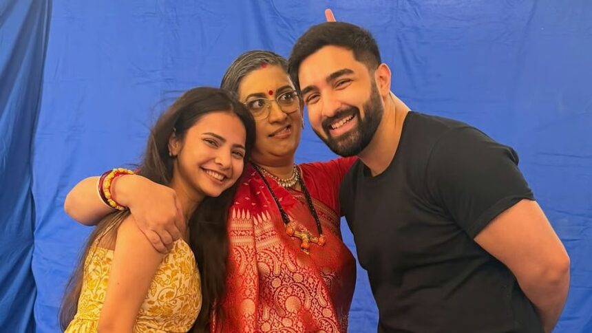 Rohit Suchanti with Smriti Irani and Prachi Singh on the sets of Kyunki Saas Bhi Kabhi Bahu Thi 2