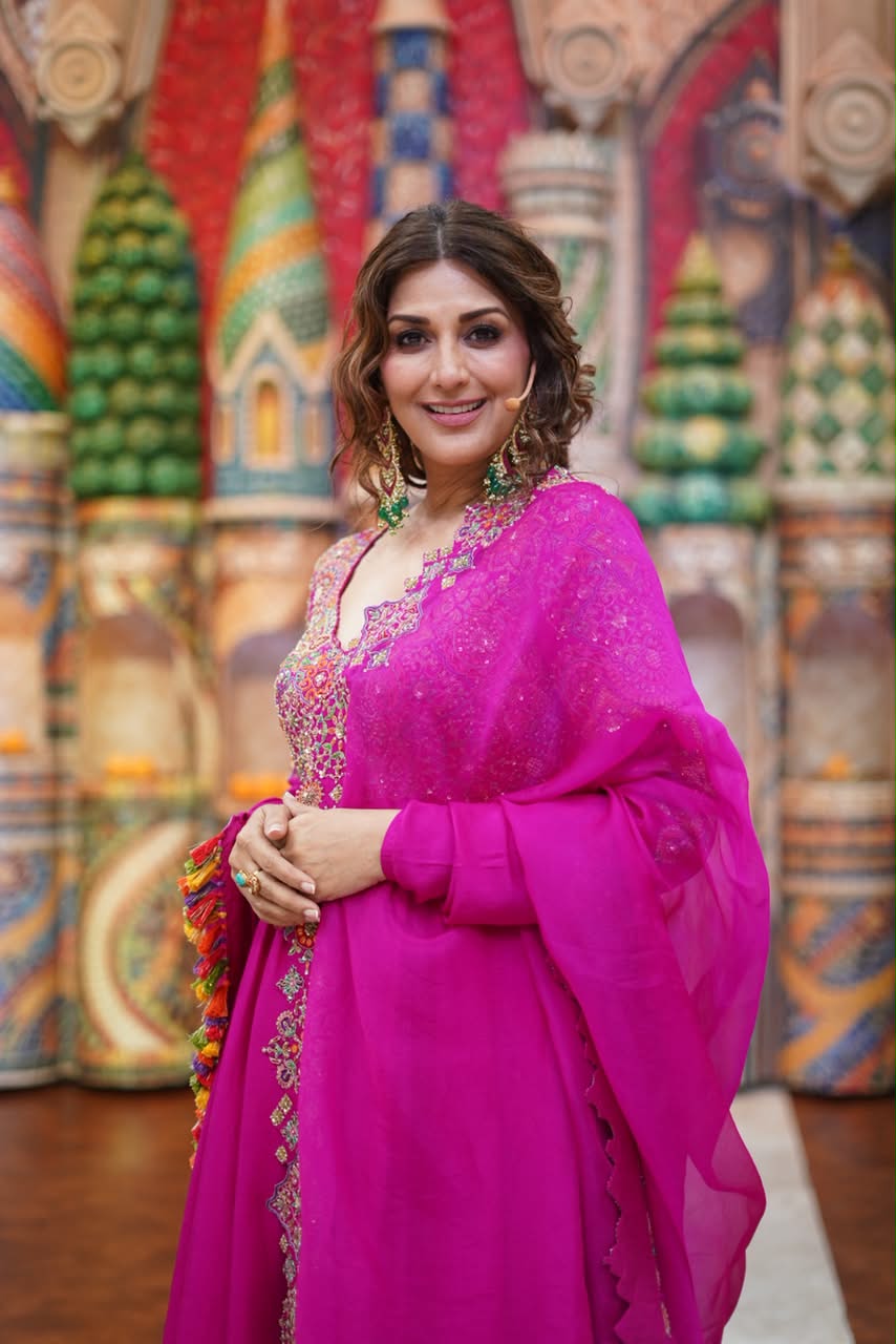 Dhamaal With Pati Patni Aur Panga Season 2 की होस्ट सोनाली बेंद्रे बहल।