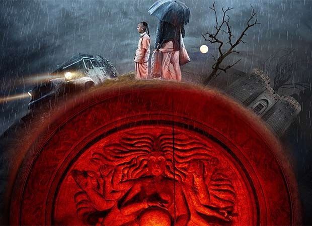 तुम्बाड फिल्म के विनायक और हस्तर के किरदारों का रूप धारण कर फैंसी ड्रेस प्रतियोगिता में प्रस्तुति देते फैंस